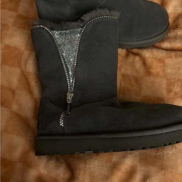 Grey sequins and zipper Ugg boots - Picture 4 of 11